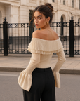 Elegantes, schulterfreies Strickoberteil mit raffinierten Ziernähten – Langarm-Pullover mit Glockenärmeln