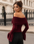 Elegantes, schulterfreies Strickoberteil mit raffinierten Ziernähten – Langarm-Pullover mit Glockenärmeln