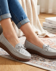 Damen Slip-On Loafer mit Lochmuster – Atmungsaktive, perforierte Flats mit weicher Innensohle, leichtem Komfort und lässigem Alltagsstil