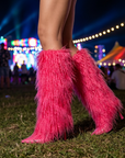 Lange Stiefeletten mit Quasten und Stilettoabsatz – Minimalistische Wildlederstiefel mit spitzer Zehenpartie und hohem Absatz