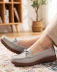 Damen Slip-On Loafer mit Lochmuster – Atmungsaktive, perforierte Flats mit weicher Innensohle, leichtem Komfort und lässigem Alltagsstil