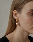 Ohrringe Damen – Kreolen mit großen Perlen, schlicht – Französischer Stil, vergoldet & versilbert, minimalistisches Statement-Schmuckstück