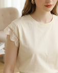 Damen T-Shirt mit gelber Spitzenborte – Weiches Baumwoll-T-Shirt mit kurzen Ärmeln und Rundhalsausschnitt, eleganter Spitze und entspanntem Schnitt für lässige Sommer-Looks