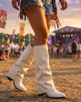 Spitz zulaufende Damenstiefel im Fleece-Stil – Keilabsatz mit Gürtelschnalle