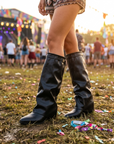 Spitz zulaufende Damenstiefel im Fleece-Stil – Keilabsatz mit Gürtelschnalle