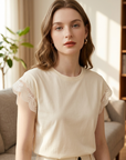 Damen T-Shirt mit gelber Spitzenborte – Weiches Baumwoll-T-Shirt mit kurzen Ärmeln und Rundhalsausschnitt, eleganter Spitze und entspanntem Schnitt für lässige Sommer-Looks