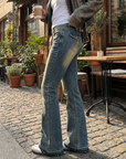 Damen Retro Schlagjeans mit Stickerei – High-Waist Stretch-Denimhose mit Vintage Blue Wash & schmalem ausgestelltem Bein