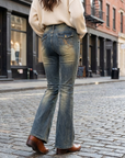 Damen Retro Schlagjeans mit Stickerei – High-Waist Stretch-Denimhose mit Vintage Blue Wash & schmalem ausgestelltem Bein