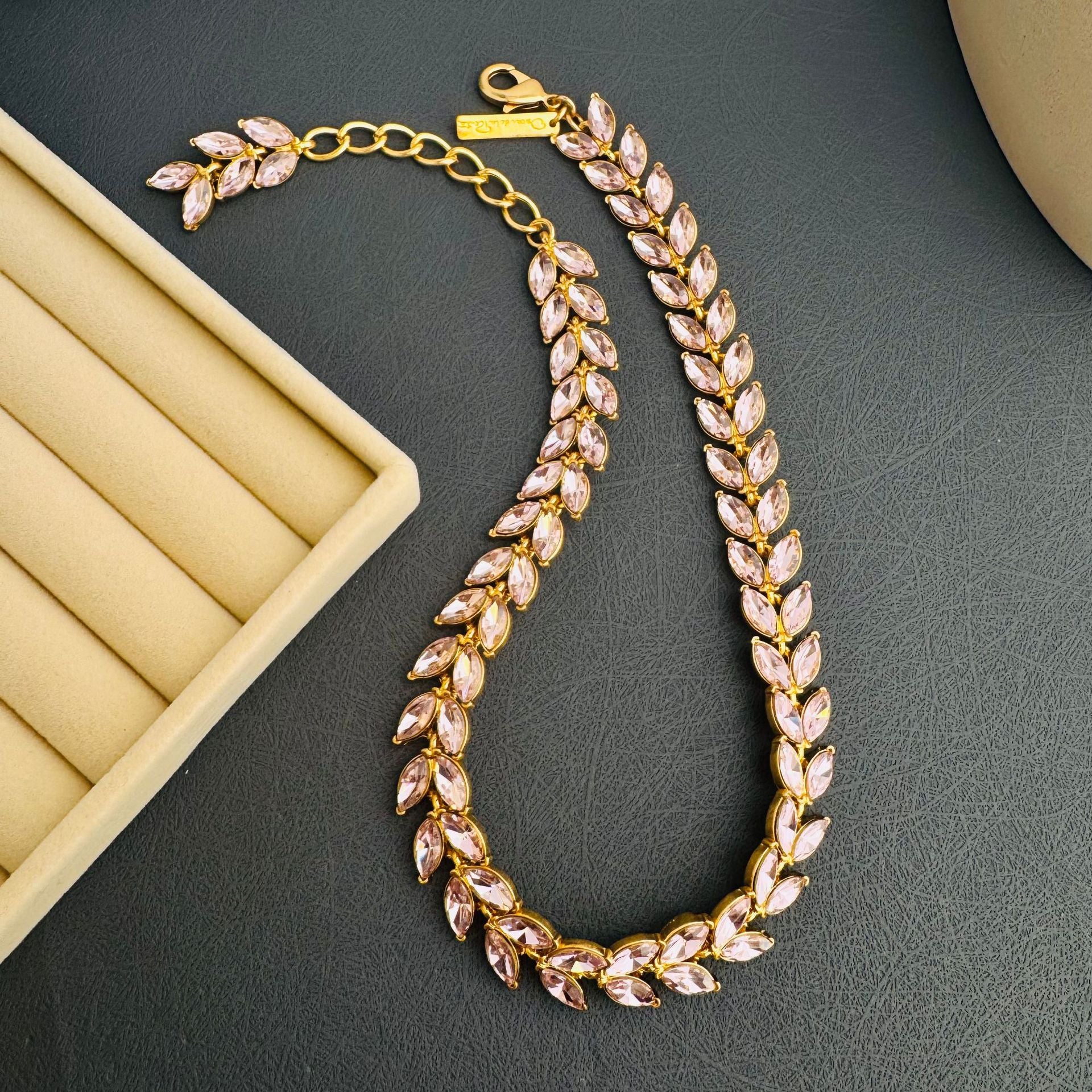 Women’s Crystal Leaf Necklace – Elegant Adjustable Chain with Vintage-Inspired Design &amp; Sparkling Statement Pendant