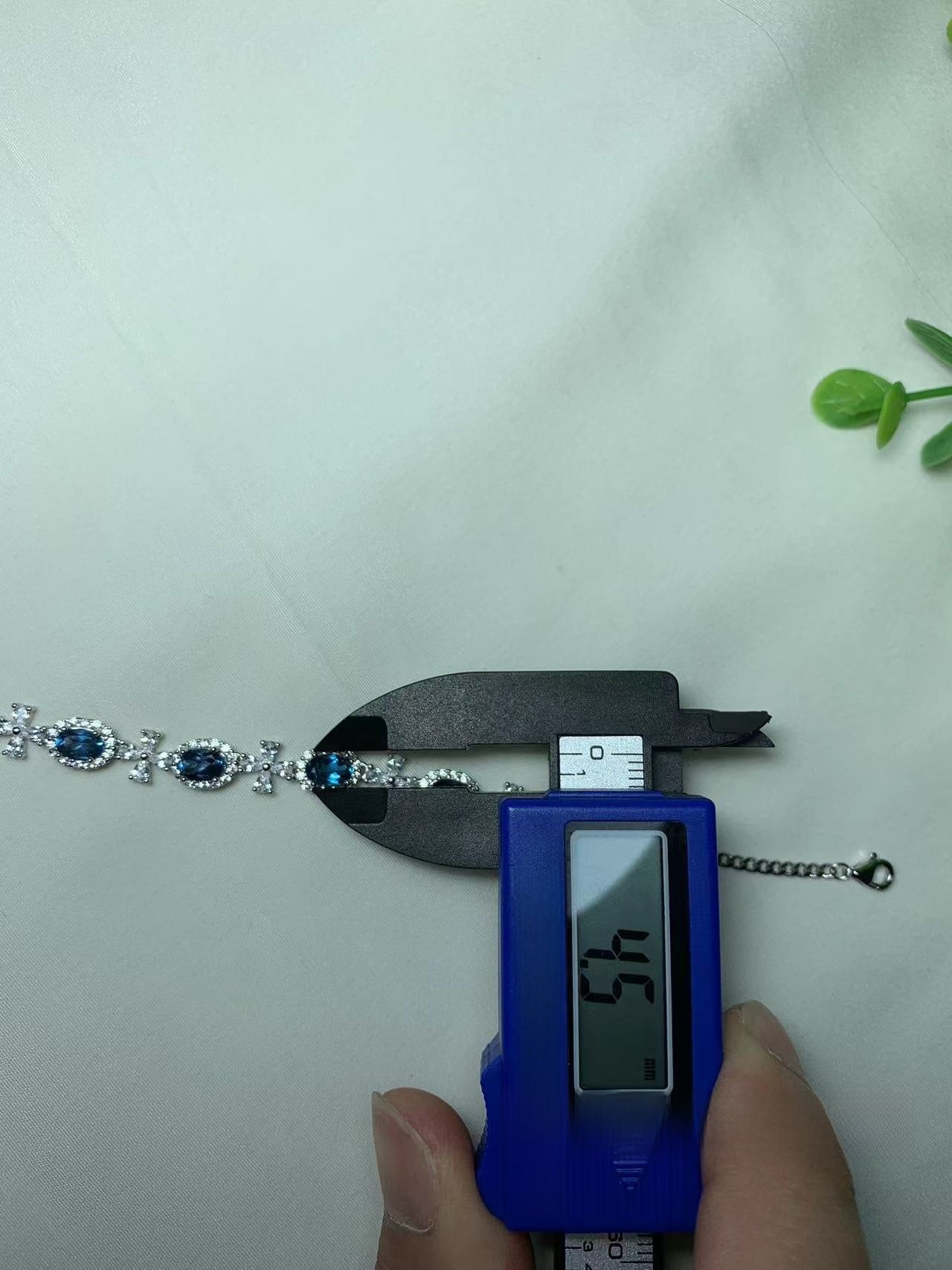 Armband für Damen mit natürlichen Schweizer Blautopasen – handgefertigter, verstellbarer Edelsteinschmuck aus 925er Sterlingsilber