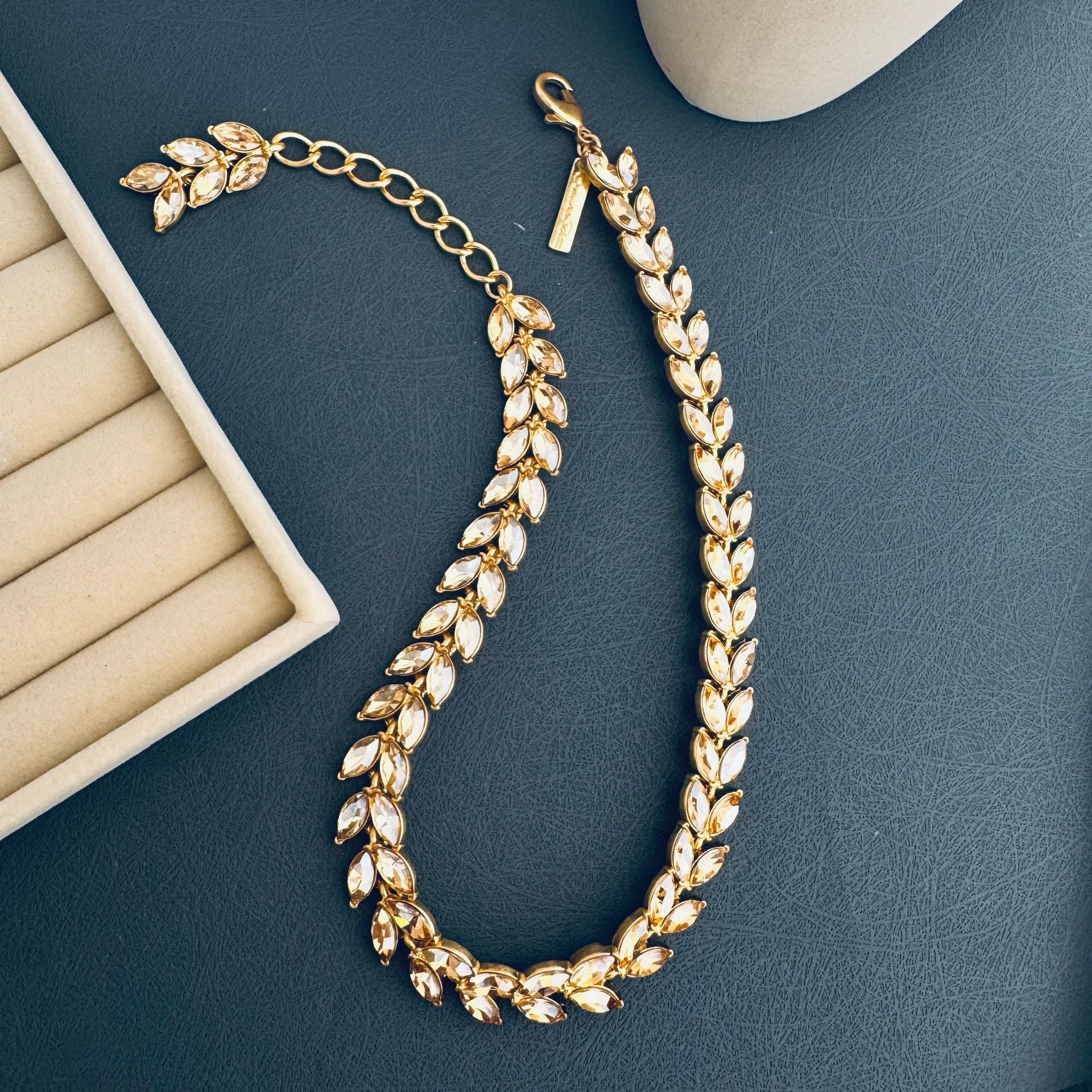 Women’s Crystal Leaf Necklace – Elegant Adjustable Chain with Vintage-Inspired Design &amp; Sparkling Statement Pendant