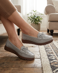Damen Slip-On Loafer mit Lochmuster – Atmungsaktive, perforierte Flats mit weicher Innensohle, leichtem Komfort und lässigem Alltagsstil