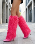 Lange Stiefeletten mit Quasten und Stilettoabsatz – Minimalistische Wildlederstiefel mit spitzer Zehenpartie und hohem Absatz