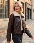 Damen-Lederjacke aus echtem Lammfell mit Fleecefutter – kurze Reißverschluss-Winterjacke mit Revers