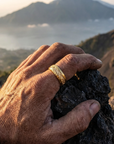 Men's Gold Foil Damascus Steel Ring – Gold-Plated Minimalist Wedding Band with Wavy Pattern Inlay