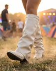 Spitz zulaufende Damenstiefel im Fleece-Stil – Keilabsatz mit Gürtelschnalle