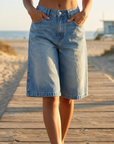 Damen Straight-Leg Jeansshorts – Lässige Mid-Waist Jeansshorts in klassischer blauer Waschung, mit funktionalen Taschen und entspannter Passform für den sommerlichen Alltag