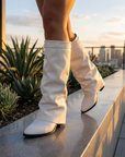 Spitz zulaufende Damenstiefel im Fleece-Stil – Keilabsatz mit Gürtelschnalle