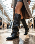 Spitz zulaufende Damenstiefel im Fleece-Stil – Keilabsatz mit Gürtelschnalle