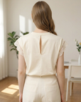 Damen T-Shirt mit gelber Spitzenborte – Weiches Baumwoll-T-Shirt mit kurzen Ärmeln und Rundhalsausschnitt, eleganter Spitze und entspanntem Schnitt für lässige Sommer-Looks