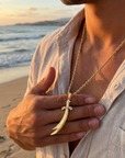 Pendentif épée pour homme – Collier en acier inoxydable avec chaîne torsadée plaquée or et incrustation de zircon